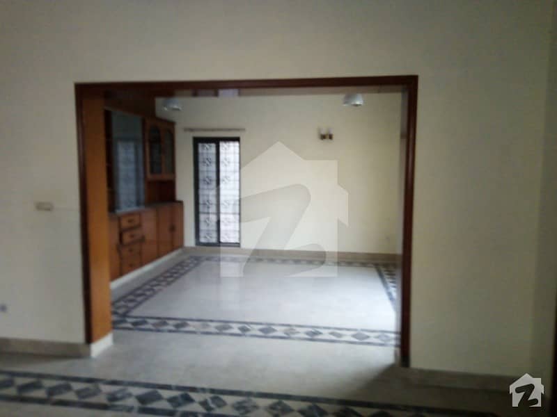 کینٹ لاہور میں 8 کمروں کا 1.2 کنال مکان 1.35 لاکھ میں کرایہ پر دستیاب ہے۔