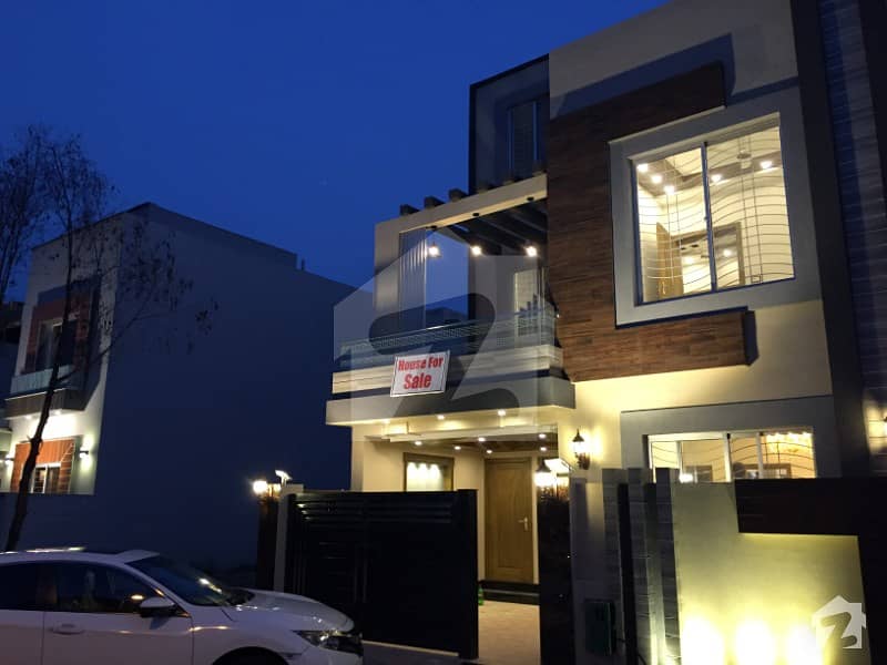 5 MARLA BRAND NEW LUXURY HOUSE FOR SALE AT VIP LOCATION IN BAHRIA TOWN LAHORE
