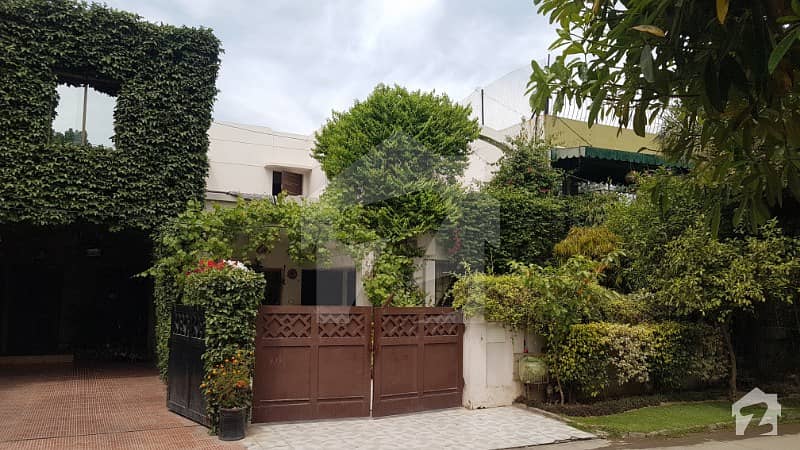 9 marla ranowatde faceing park  house for sale in Eden avenue airport road
