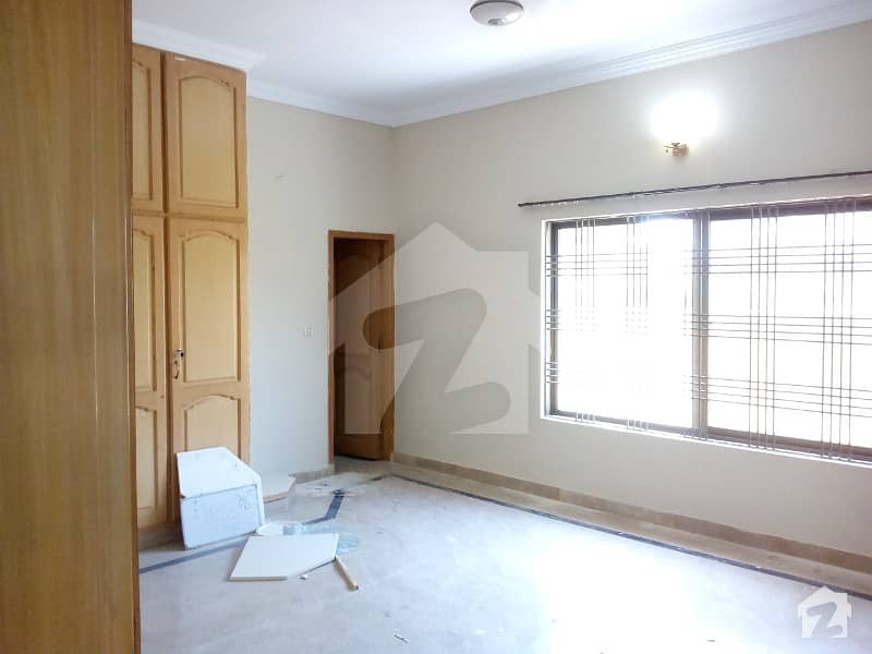 Prime Location 1 Kanal Upper Portion 3 Bed Attach Bath For Rent