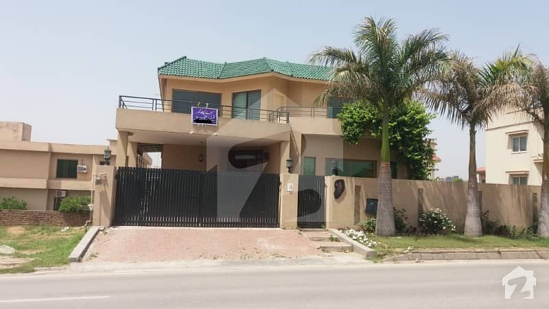 1Kanal House With Basement Available For Rent On Main Location