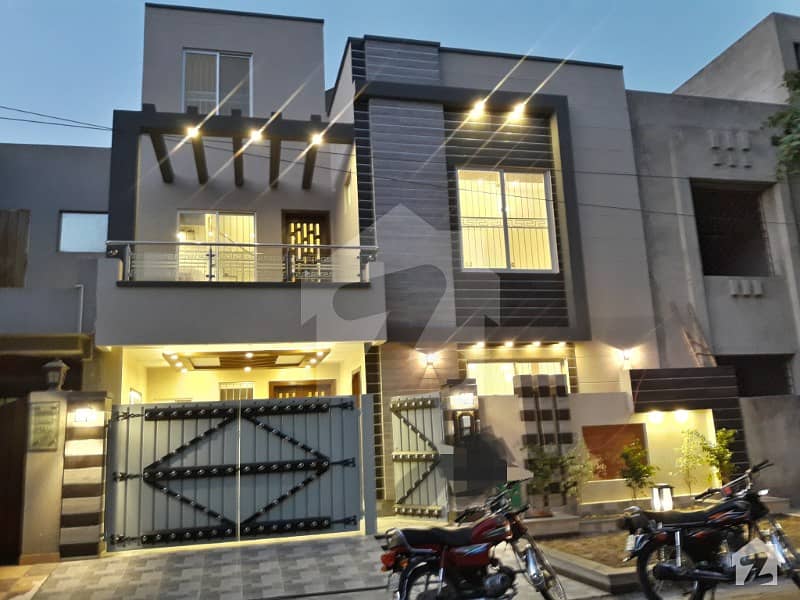 PRIME LOCATION 5 MARLA BRAND NEW LUXURY  HOUSE IN BAHRIA TOWN LAHORE