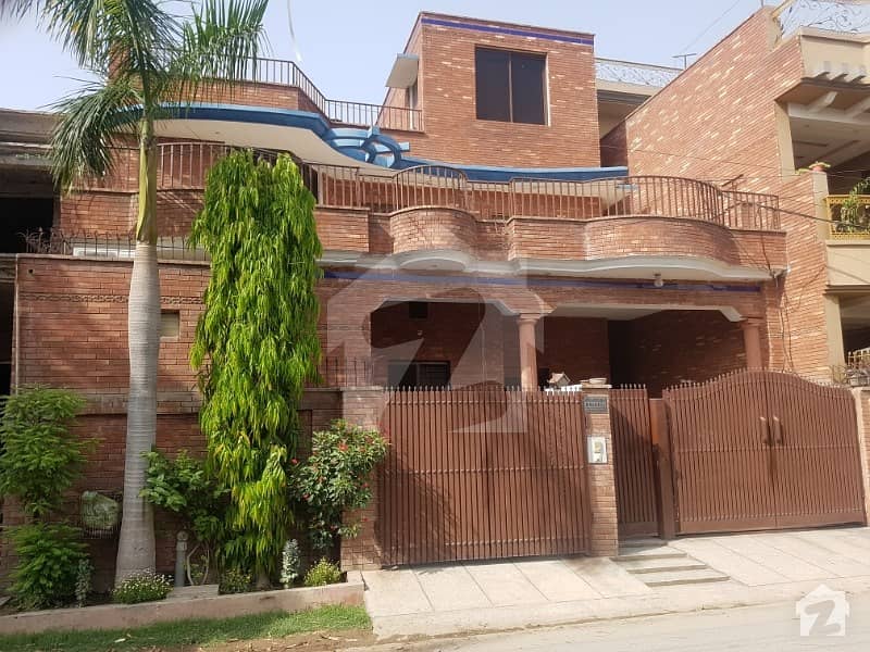 علی پارک کینٹ لاہور میں 5 کمروں کا 10 مرلہ مکان 1. 8 کروڑ میں برائے فروخت۔