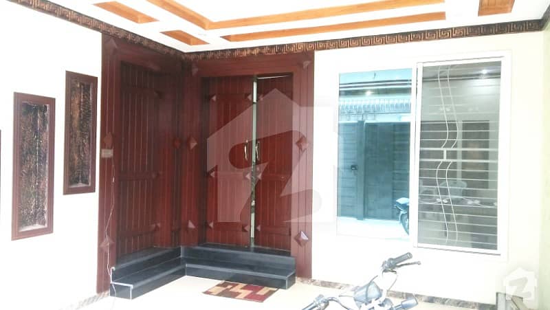 ذیشان کالونی سیالکوٹ میں 5 کمروں کا 6 مرلہ مکان 1.52 کروڑ میں برائے فروخت۔
