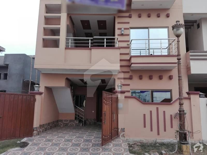 ایڈن بولیوارڈ ہاؤسنگ سکیم کالج روڈ لاہور میں 5 کمروں کا 5 مرلہ مکان 1. 05 کروڑ میں برائے فروخت۔