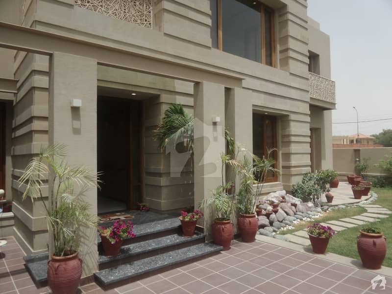 ڈی ایچ اے فیز 6 ڈی ایچ اے کراچی میں 6 کمروں کا 2 کنال مکان 25 کروڑ میں برائے فروخت۔