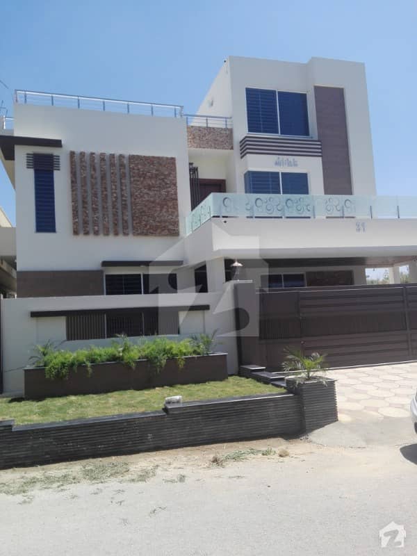 Luxurious 1 Kanal Designer House With A Large Decorated Lawn