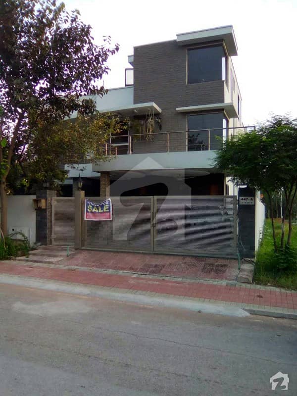 1 Kanal Corner House With Extra Land For Sale