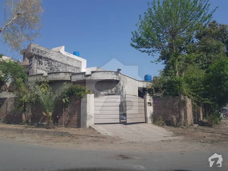 10 MARLA, CORNER, FRONT 45FT,MAIN 50FT ROAD,PLOT SIZE 45X50,GOLDEN, OPPORTUNTY,SECURED AREA,GATED COMMUNITY, 2 BED&BATH,TV LOUNGE,OPEN KITCHEN  ,STUDY.