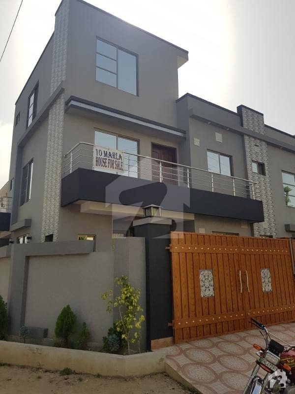 10 MARLA ,CORNER, FRONT 45X5O,4 BED & 4 BATH,2TV LOUNGE, 2 KITCHEN IT PODER ROOM,PORCH  2 CAR,SERVENT ROOM ON TOP FLOOR,TERRACE  ,SECURED AREA, GRATED  COMMUNITY, GOLDEN  OPPORTUNITY ,