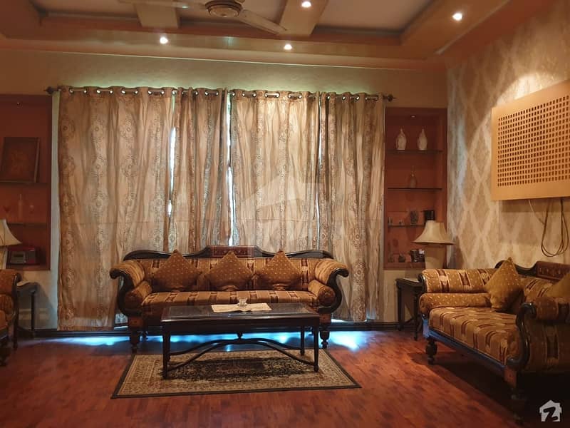 ریوینیو سوسائٹی لاہور میں 6 کمروں کا 2 کنال مکان 6 کروڑ میں برائے فروخت۔