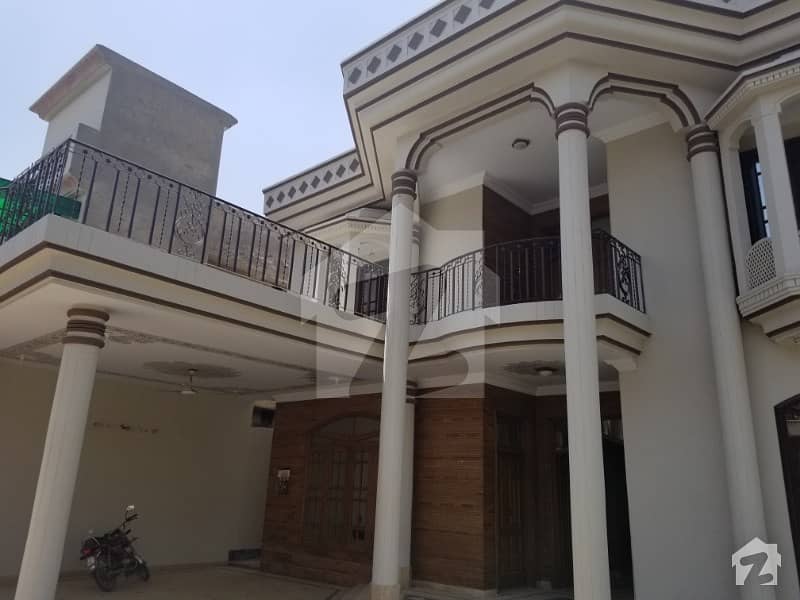 آ فیسرکالونی فیصل آباد میں 6 کمروں کا 19 مرلہ مکان 3 کروڑ میں برائے فروخت۔
