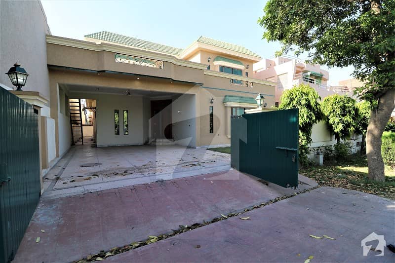 Facing Park Near Main Road 1 Kanal Slightly Sed Bungalow For Sale