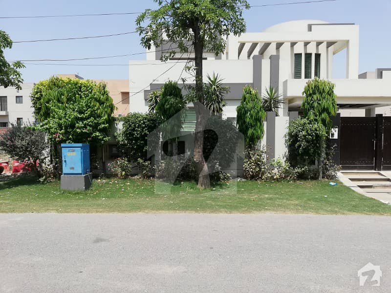 ڈی ایچ اے فیز 8 - بلاک پی ڈی ایچ اے فیز 8 ڈیفنس (ڈی ایچ اے) لاہور میں 5 کمروں کا 1 کنال مکان 1. 1 لاکھ میں کرایہ پر دستیاب ہے۔