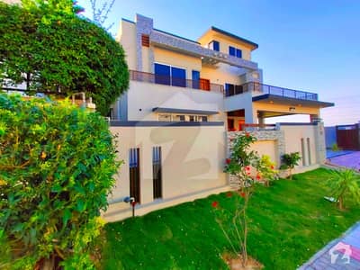 High Quality 1 Kanal 6 Beds rooms House Available For Sale High Quality 1 Kanal 6 Beds rooms House Available For Sale