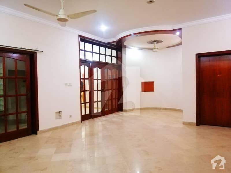 beautiful 1 kanal house for rent on prime location