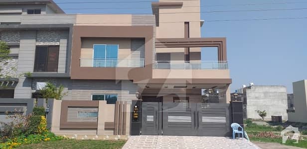 10 MARLA BEAUTIFUL BRAND NEW HOUSE IS AVAILABLE FOR SALE.