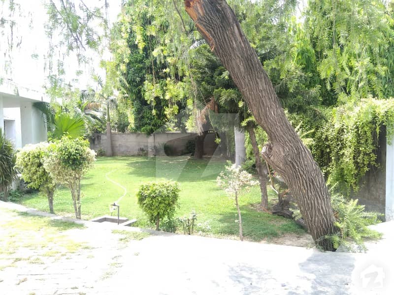کیولری گراؤنڈ لاہور میں 5 کمروں کا 2.3 کنال مکان 10 کروڑ میں برائے فروخت۔