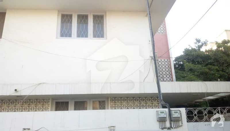 300 SQ YD FIRST FLOOR PORTION 3 BED DD WITH ROOF NEAR SHAHRAHEFASAL