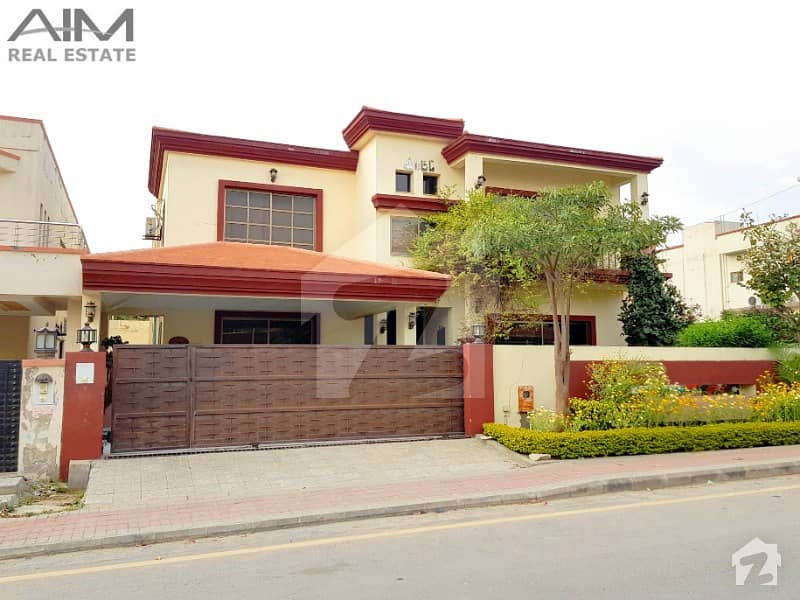 Amazing 1 Kanal 6 Bed House