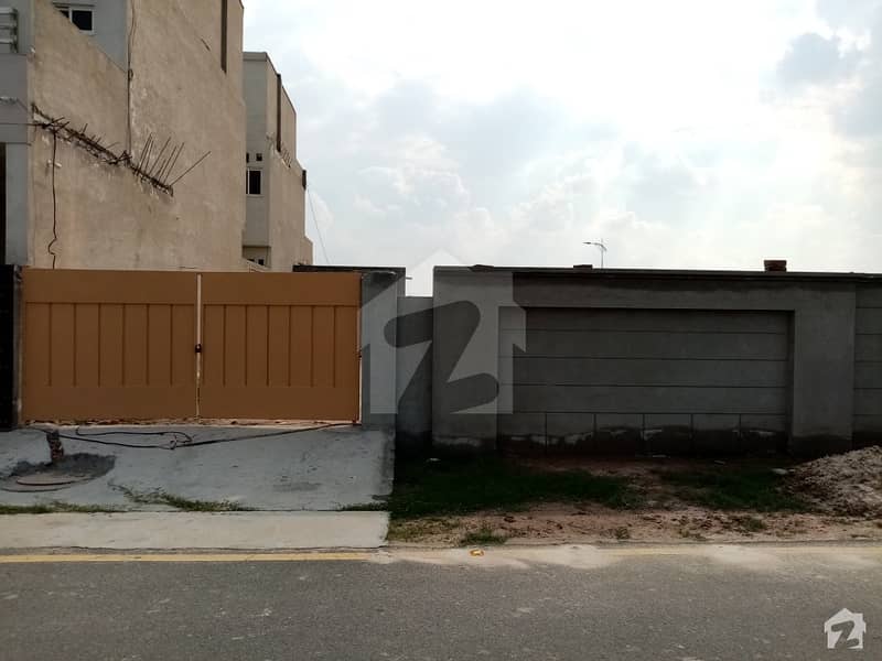 Well Build House Available On Good Location In Model City 2 Satiana Road