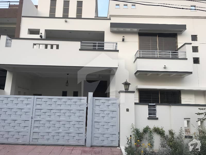 نیشنل پولیس فاؤنڈیشن اسلام آباد میں 5 کمروں کا 10 مرلہ مکان 1.6 کروڑ میں برائے فروخت۔