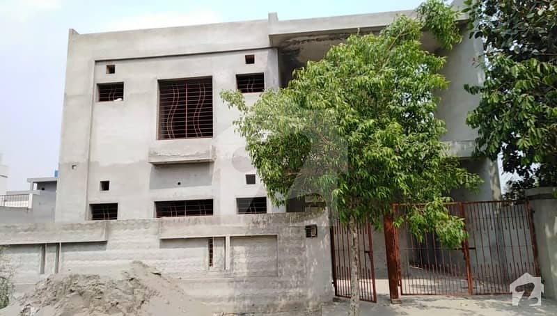 کینال گارڈن - ٹپ سیکٹر کینال گارڈن لاہور میں 5 کمروں کا 15 مرلہ مکان 1. 5 کروڑ میں برائے فروخت۔