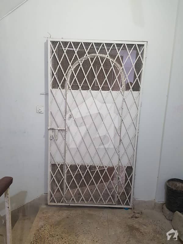 کلفٹن ۔ بلاک 2 کلفٹن کراچی میں 3 کمروں کا 7 مرلہ فلیٹ 1.35 کروڑ میں برائے فروخت۔