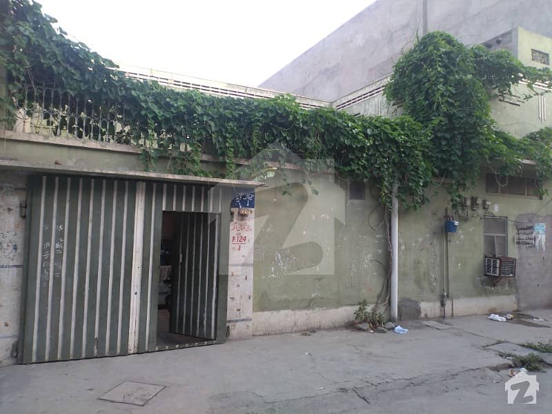 گلبرگ فیصل آباد میں 7 کمروں کا 8 مرلہ مکان 2.5 کروڑ میں برائے فروخت۔