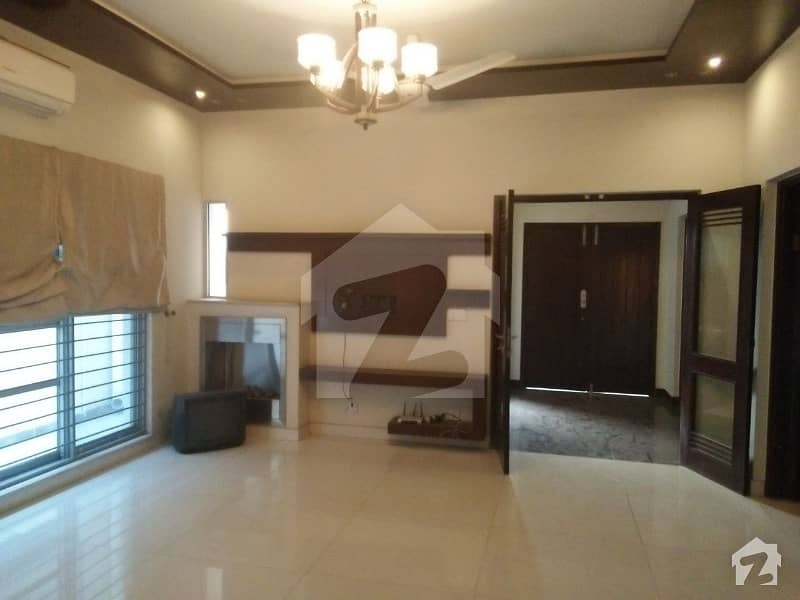 10 Marla Well Maintained 4 Bedroom House Near To Big Park 10 Marla Well Maintained 4 Bedroom House Near To Big Park