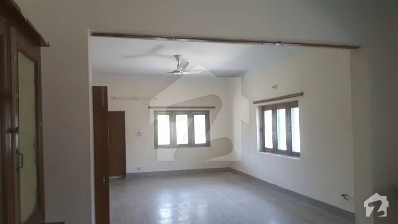 Room Available In 1Kanal House For Medical Girls In Jinnahabad