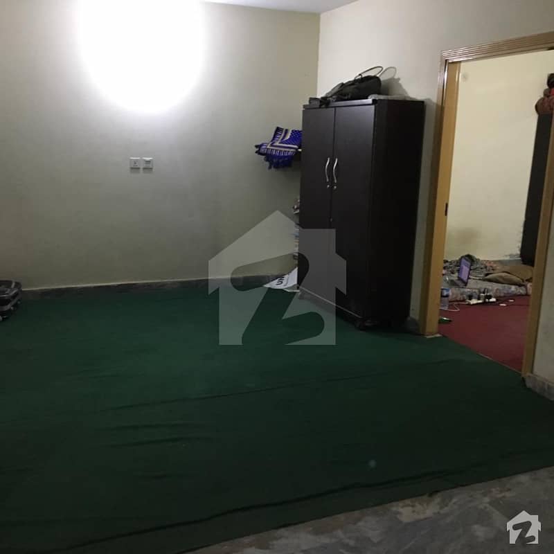 سلطان ٹاؤن لاہور میں 1 کمرے کا 5 مرلہ کمرہ 5 ہزار میں کرایہ پر دستیاب ہے۔