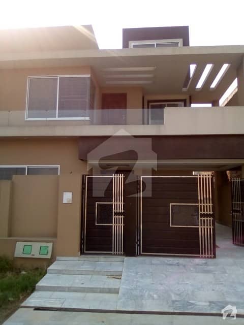 10 Marla house upper portion for rent in Paragon city Lahore with gas beautiful location