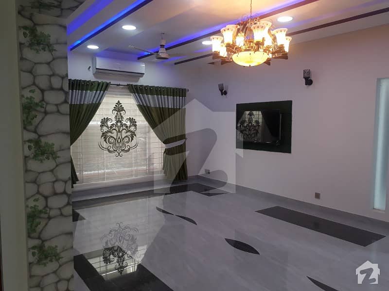 ڈیوائن گارڈنز لاہور میں 5 کمروں کا 1 کنال مکان 5. 6 کروڑ میں برائے فروخت۔