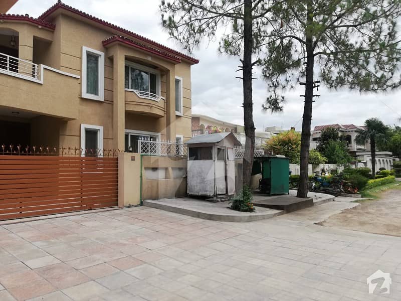 F-8 End Corner New House With Huge Green Lawn 6 Bed Fully Furnished For Rent