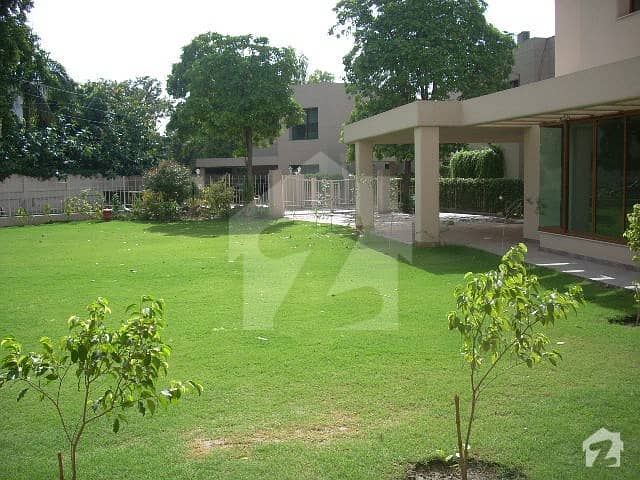 گلبرگ لاہور میں 8 کمروں کا 13 کنال مکان 1.43 ارب میں برائے فروخت۔