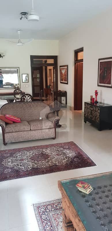 گلبرگ لاہور میں 6 کمروں کا 2 کنال مکان 10 کروڑ میں برائے فروخت۔
