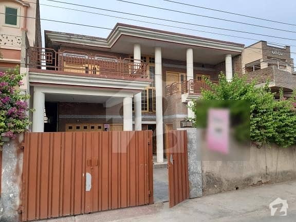 خیابانِ کالونی فیصل آباد میں 7 کمروں کا 15 مرلہ مکان 1.65 کروڑ میں برائے فروخت۔
