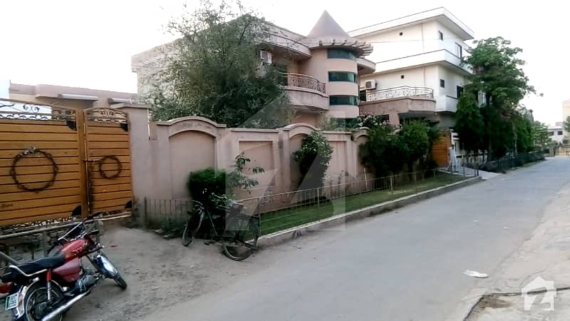 آرکیٹیکٹس انجنیئرز ہاؤسنگ سوسائٹی لاہور میں 5 کمروں کا 1 کنال مکان 6 کروڑ میں برائے فروخت۔
