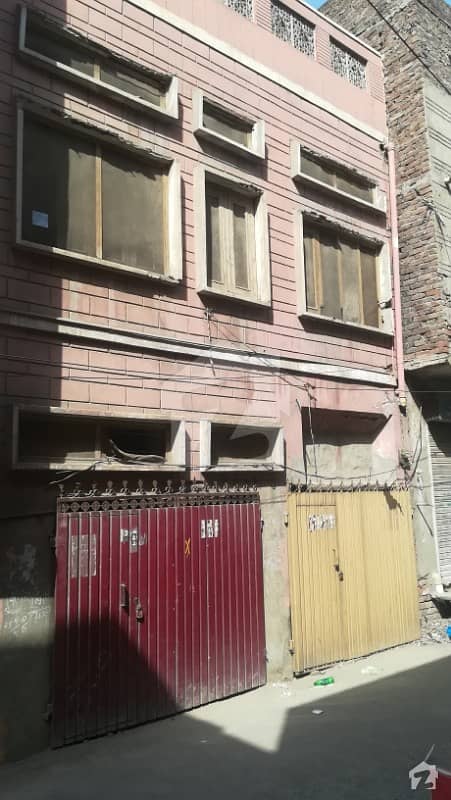 ڈگلس پورہ فیصل آباد میں 1 کمرے کا 3 مرلہ مکان 1.2 کروڑ میں برائے فروخت۔