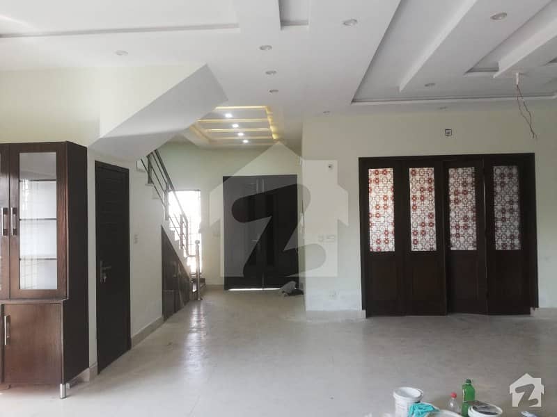 لیک سٹی ۔ سیکٹر ایم ۔ 2اے لیک سٹی لاہور میں 4 کمروں کا 10 مرلہ مکان 2. 1 کروڑ میں برائے فروخت۔