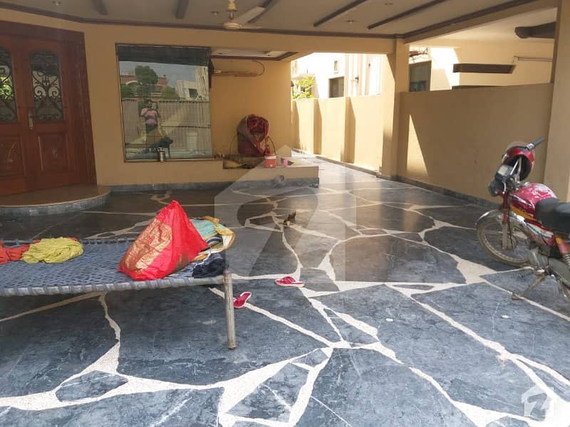 ڈی ایچ اے فیز 4 ڈیفنس (ڈی ایچ اے) لاہور میں 5 کمروں کا 1 کنال مکان 1. 35 لاکھ میں کرایہ پر دستیاب ہے۔