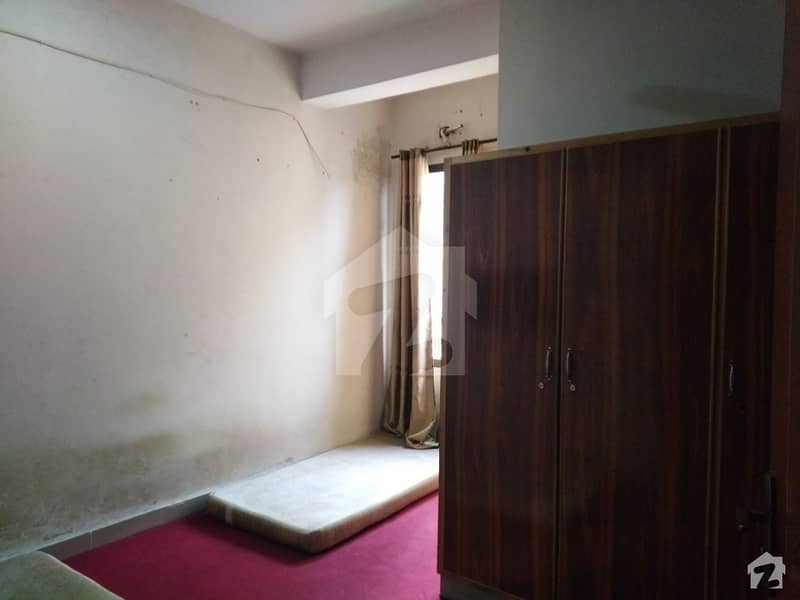 گلبرگ لاہور میں 2 کمروں کا 1 مرلہ کمرہ 8 ہزار میں کرایہ پر دستیاب ہے۔