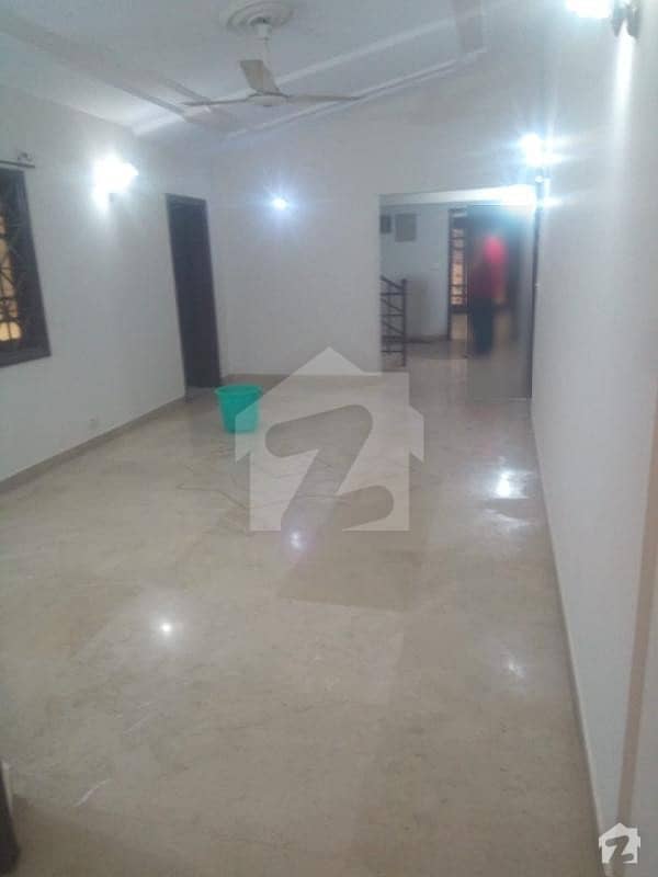 500 Sq Yards Well Maintained Bungalow With 7 Bed Rooms In Clifton Block 8 Near Moti Masjid Also