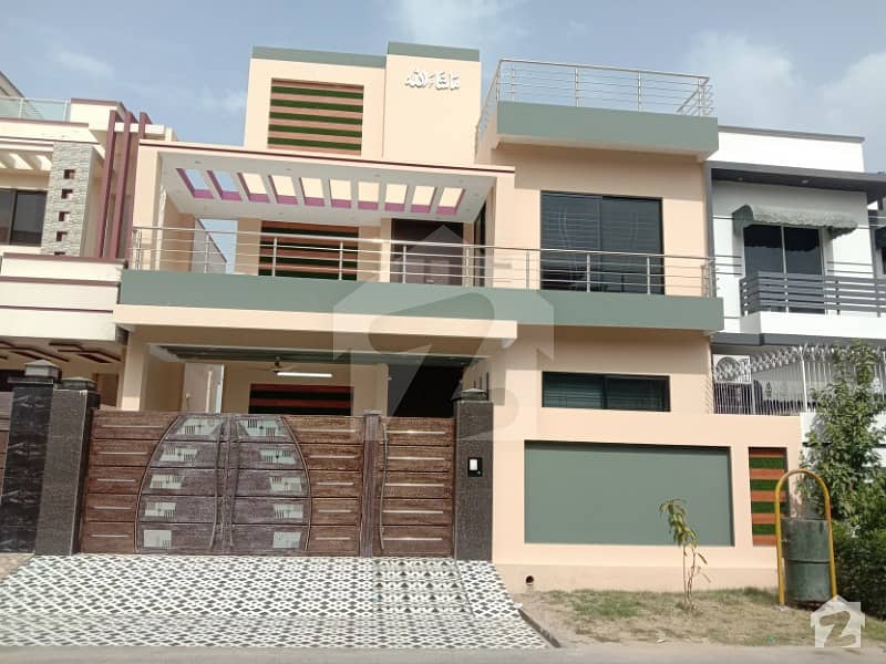کینال ویو ہاؤسنگ سکیم گوجرانوالہ میں 5 کمروں کا 10 مرلہ مکان 1. 75 کروڑ میں برائے فروخت۔
