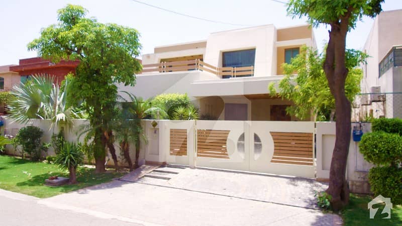 DHA One Kanal Slightly Use Luxurious Bungalow For Rent Near Big Park