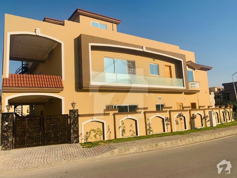 Brand New Luxury 6 bedroom 1 Kanal Corner House for Rent