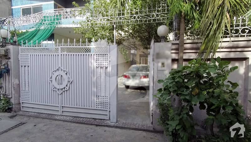 کینال بینک ہاؤسنگ سکیم لاہور میں 5 کمروں کا 15 مرلہ مکان 3. 25 کروڑ میں برائے فروخت۔