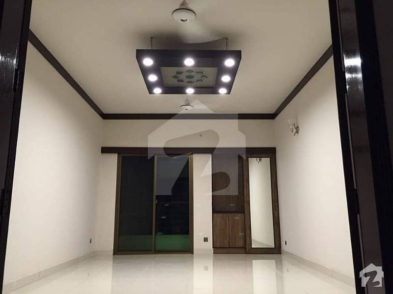 خالد بِن ولید روڈ کراچی میں 3 کمروں کا 8 مرلہ فلیٹ 2 کروڑ میں برائے فروخت۔