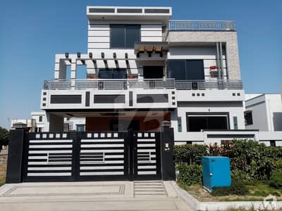 Well-Built House Available On Good Location Well-Built House Available On Good Location